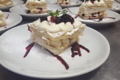 Millefoglie con crema chantilly e frutti di bosco