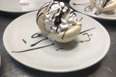 Meringa con crema chantilly e cioccolato